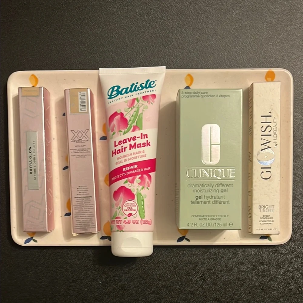 6 Piece Beauty Bundle with Bag, over $120 Clinique GloWish XX Revolution Batiste - Picture 1 of 2